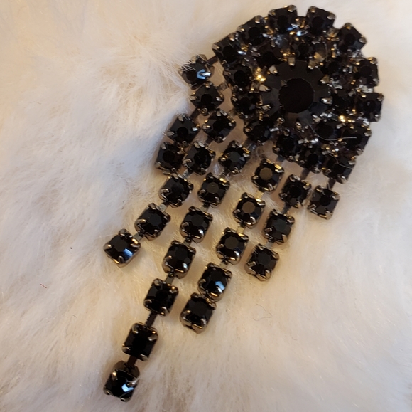 Vintage gunmetal clip-on earrings with black rhinestones - Picture 7 of 13